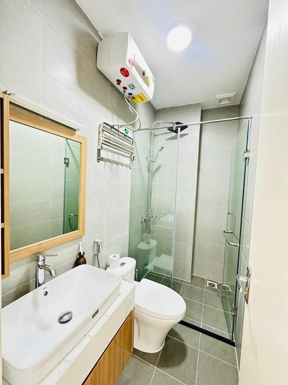 Bán nhà Hoàng Quốc Việt 60m² - 6 Tầng, Mặt Tiền 5.1m, 26.5 Tỷ - Ngõ Ô Tô, Thang Máy, Gara