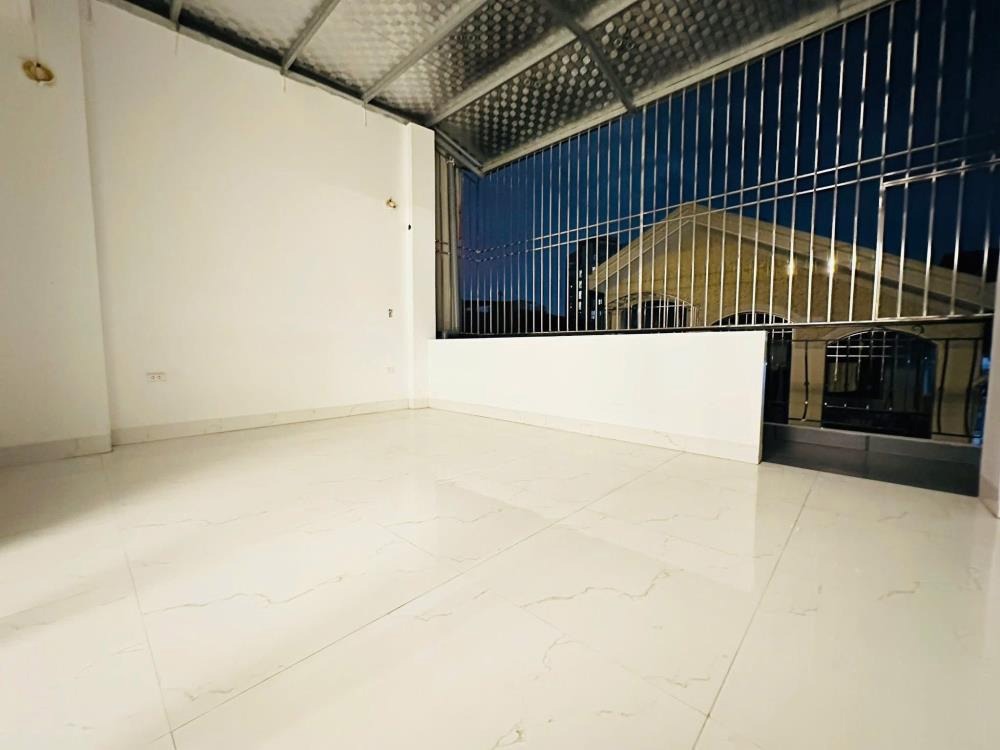 Bán nhà Hoàng Quốc Việt 60m² - 6 Tầng, Mặt Tiền 5.1m, 26.5 Tỷ - Ngõ Ô Tô, Thang Máy, Gara