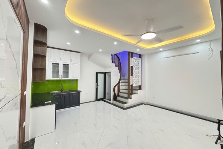 Bán nhà nguyễn sơn long biên 35m2 5 tầng full nội thất ngõ rộng 3 gác giá nhỉnh 5 tỷ