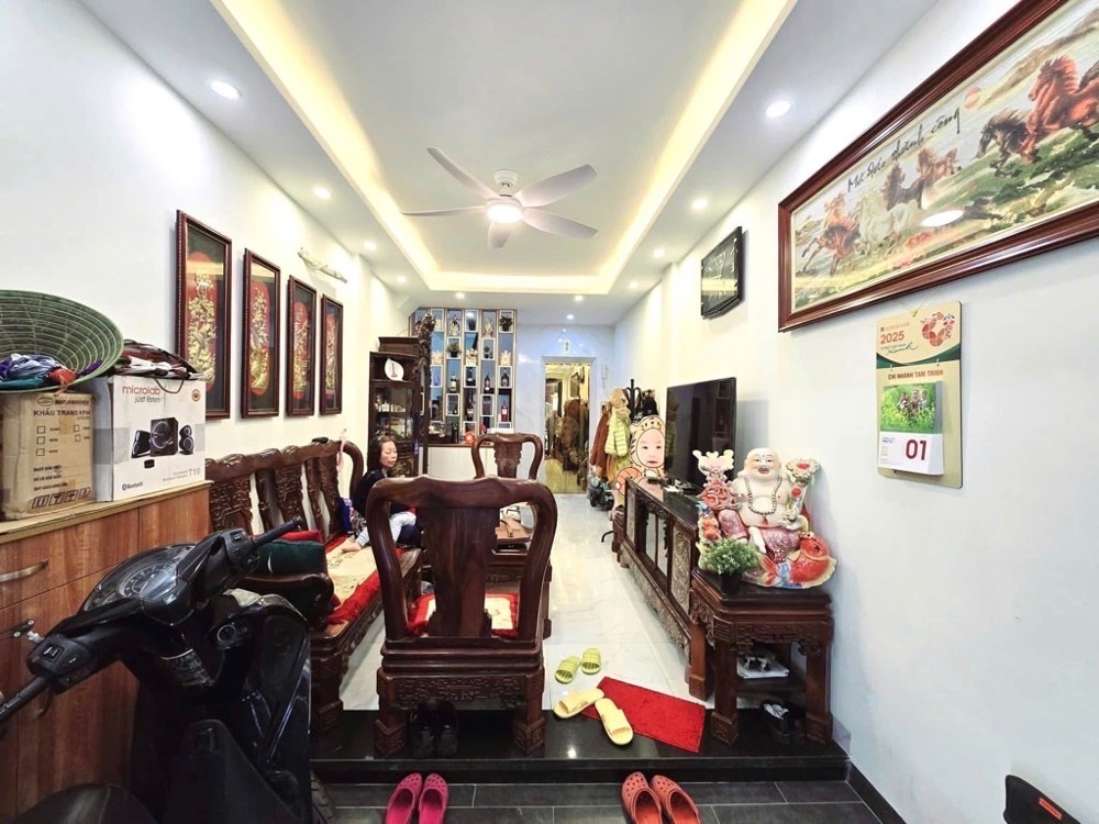 ĐỘI CẤN 35M-10,6 TỶ-NHÀ ĐẸP,THANG MÁY,NGÕ THÔNG,SÁNG,BA GÁC ĐUA,GẦN Ô TÔ