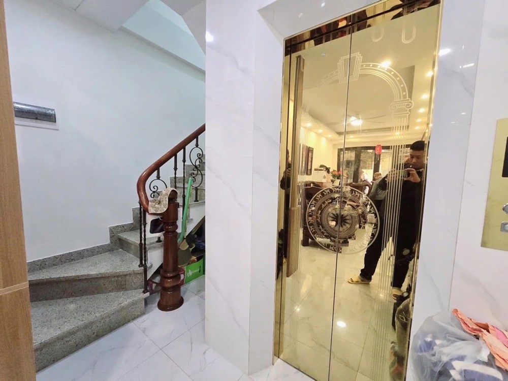 ĐỘI CẤN 35M-10,6 TỶ-NHÀ ĐẸP,THANG MÁY,NGÕ THÔNG,SÁNG,BA GÁC ĐUA,GẦN Ô TÔ