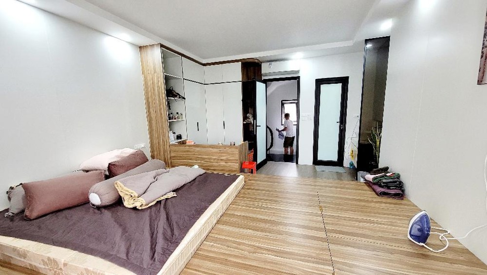 BÁN NHÀ NGỌC LÂM- VIEW HỒ-FULL NỘI THẤT-KINH DOANG TỐT-35M- NHỈNH 12 TỶ (TL)