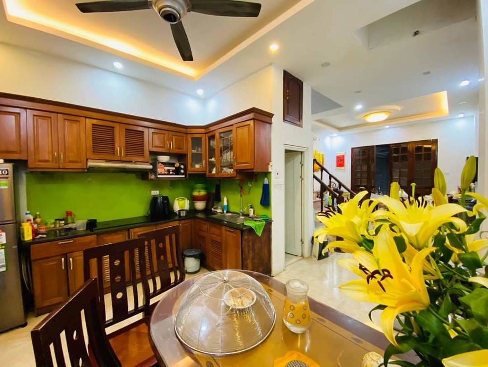 Hoàng Quốc Việt phân lô ô tô tránh vào nhà, 1 ngoặt ra phố, mặt tiền rộng, nhà dân xây ở sướng
