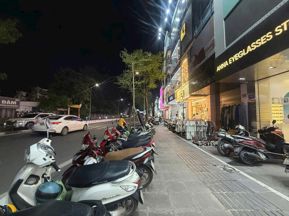 MẶT PHỐ  CHÙA BỘC SIÊU VIP.
DIỆN TÍCH 45M NHÀ 5 TẦNG CHỦ BÁN NHANH 42 TỶ.
 - 2 MẶT - KINH DOANH