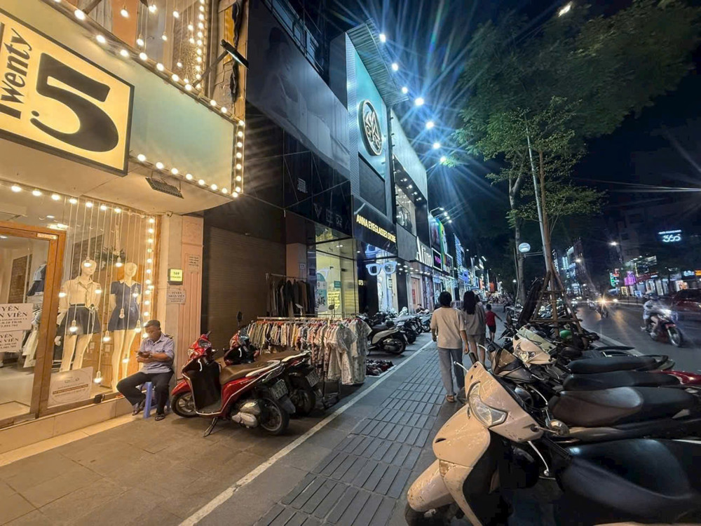 MẶT PHỐ  CHÙA BỘC SIÊU VIP.
DIỆN TÍCH 45M NHÀ 5 TẦNG CHỦ BÁN NHANH 42 TỶ.
 - 2 MẶT - KINH DOANH