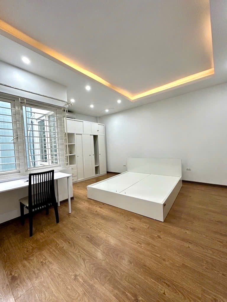 Bán nhà Lạc Long Quân 40m2, 5 Tầng, Nở Hậu, Giá 7.45 Tỷ