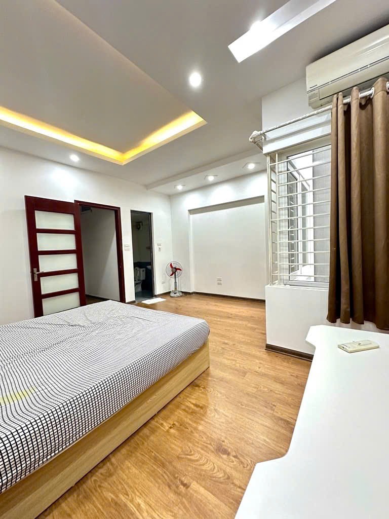 Bán nhà Lạc Long Quân 40m2, 5 Tầng, Nở Hậu, Giá 7.45 Tỷ