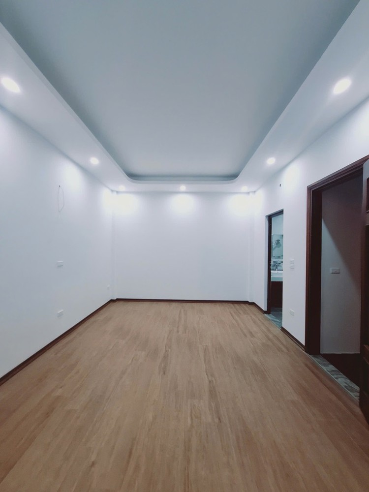 BÁN NHÀ GIA QUẤT-LONG BIÊN, 35M, LÔ GÓC-OTO VÀO NHÀ- NHỈNH 6 TỶ(TL)