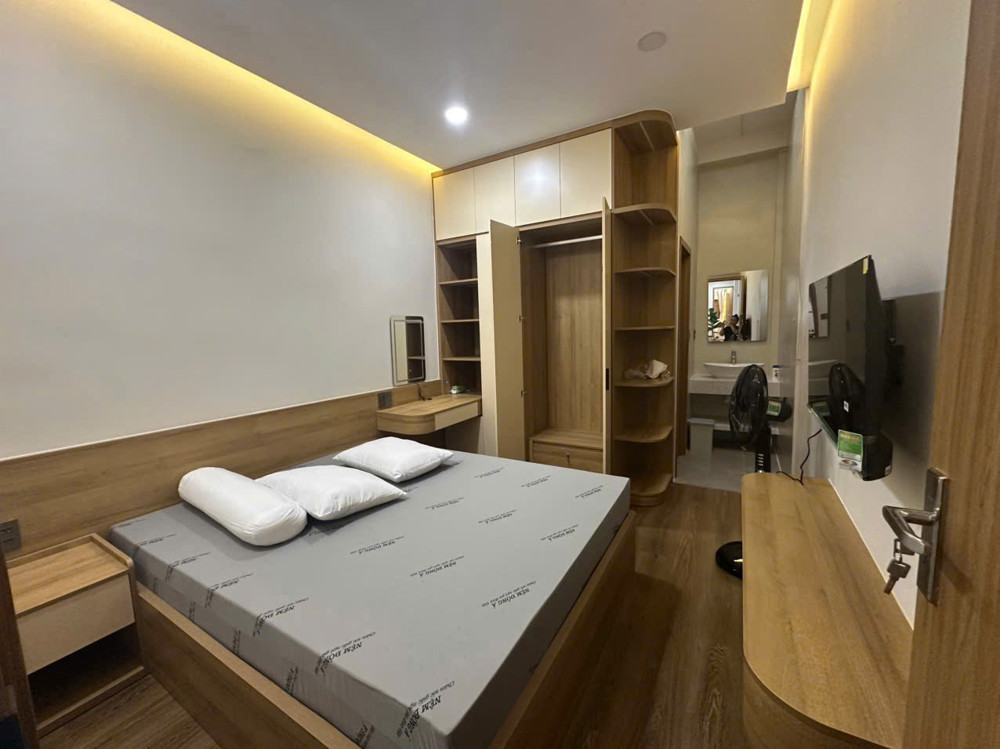 Bán nhà đẹp 2 tầng mặt tiền đường Nguyễn Hữu Huân - Giá 11 Tỷ