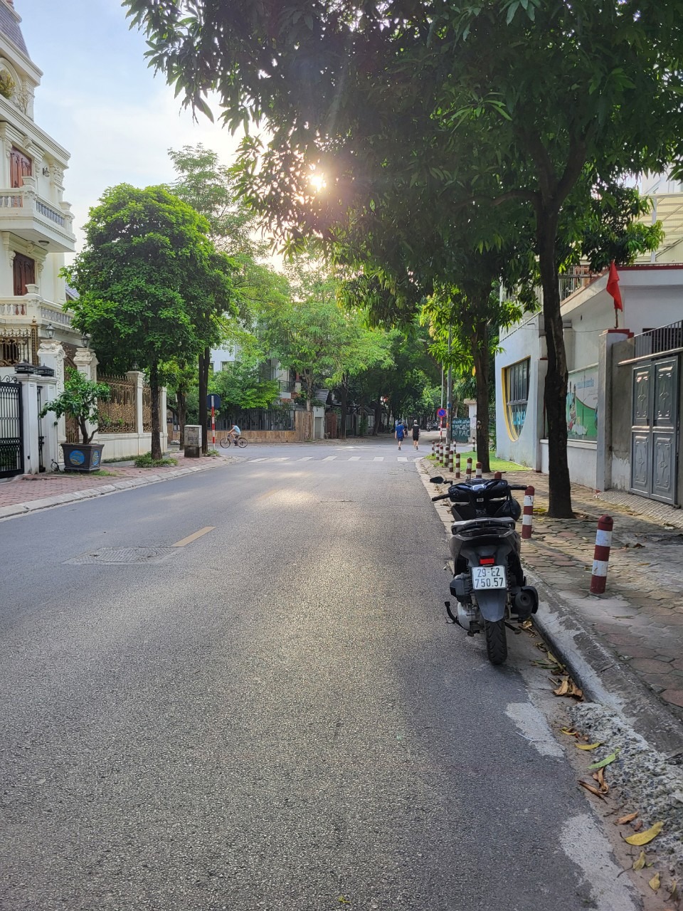 Bán Biệt Thự Mặt Phố Thọ Tháp, Cầu Giấy - 200m2, Full Nội Thất, Giá Tốt