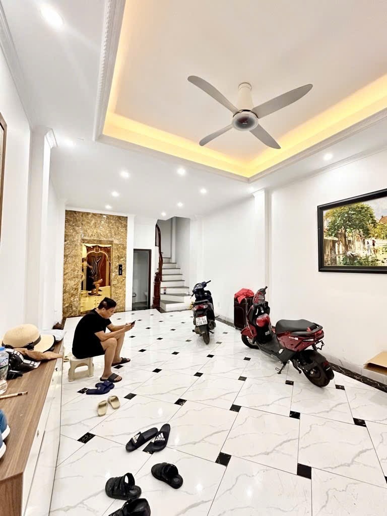 Siêu phẩm 7 Tầng, Thang Máy, Gần Hồ Tây - Nội Thất Xịn, Vị Trí Đắc Địa