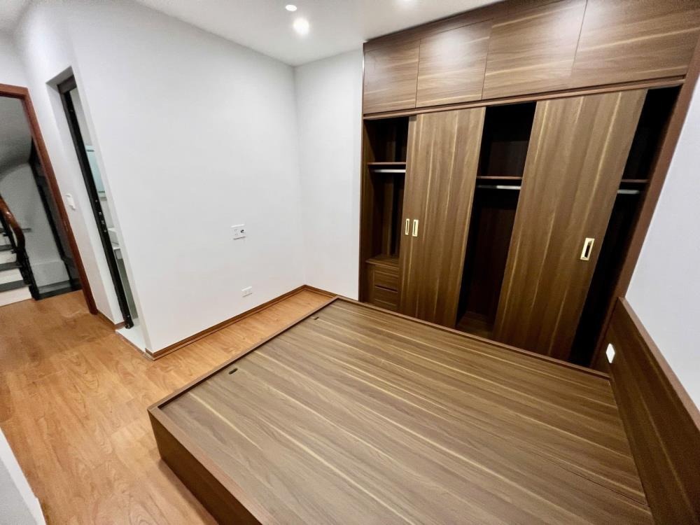 Bán nhà đường Đê La Thành, Ba Đình - 6 Tầng, Thang Máy, Vị Trí Đắc Địa