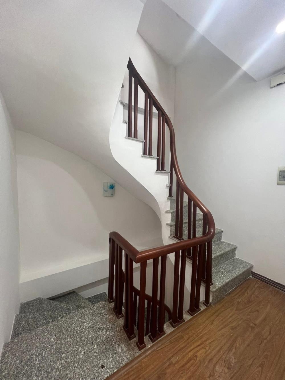 Bán nhà Mỹ Đình 32m² - 5 Tầng, Mặt Tiền 4.6m - Giá 6.35 Tỷ - Lô Góc 2 Thoáng