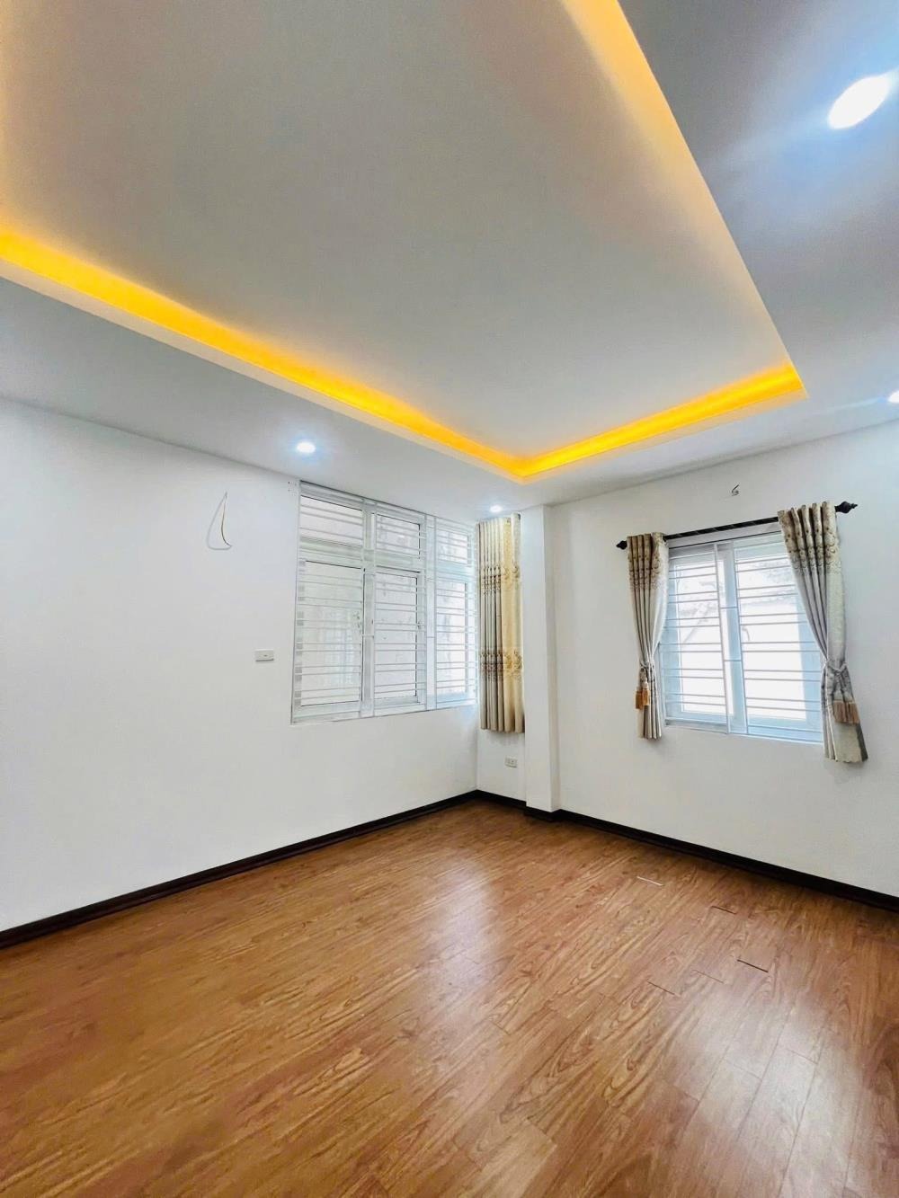 Bán nhà Mỹ Đình 32m² - 5 Tầng, Mặt Tiền 4.6m - Giá 6.35 Tỷ - Lô Góc 2 Thoáng