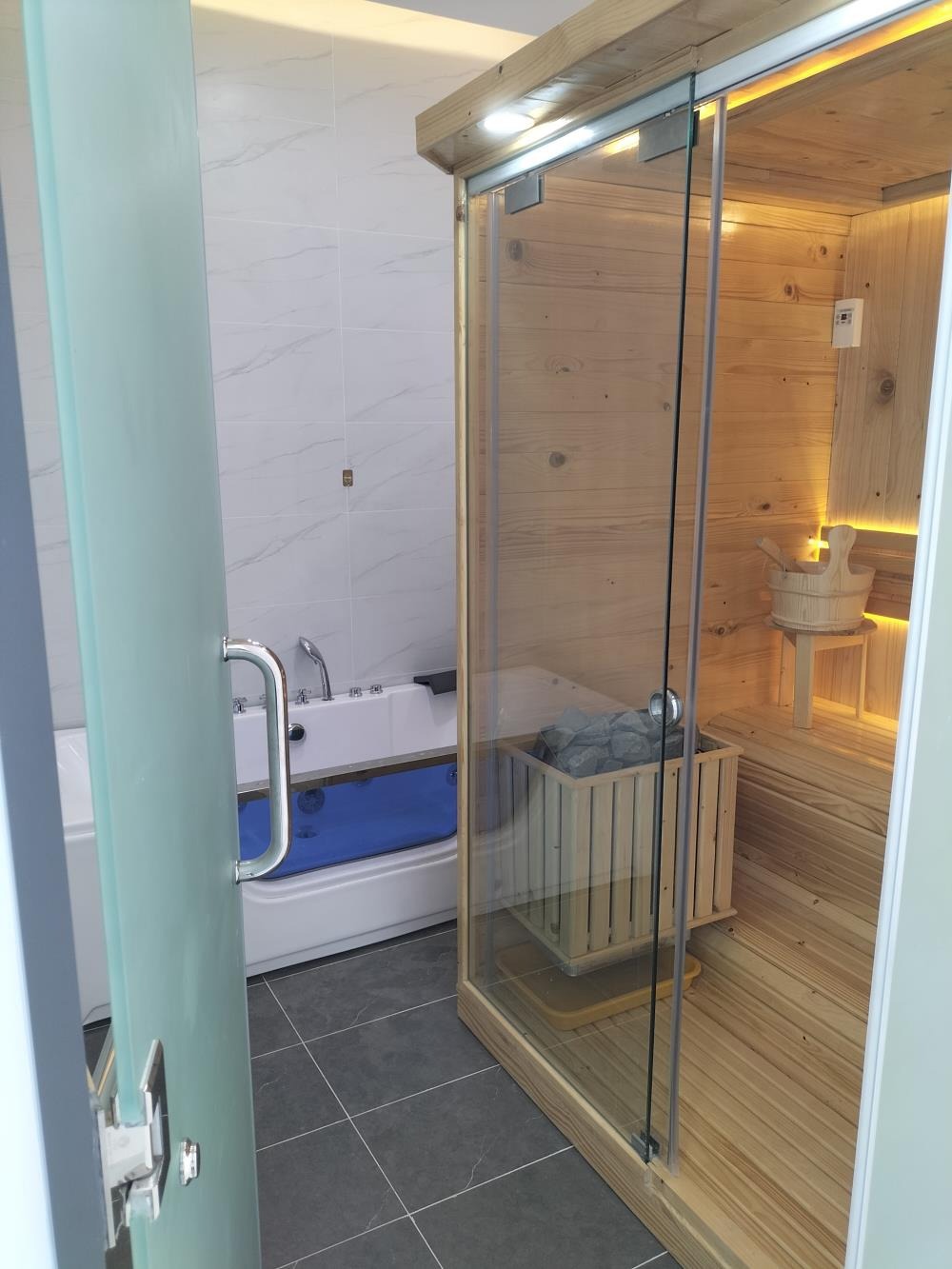 Nhà hẻm nhựa 6m, 56m2, 5 tầng, nội thất cao cấp - Bình Tân
