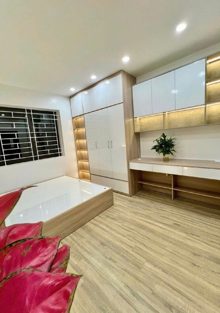 LÔ GÓC Ô TÔ VÀO NHÀ 6 TẦNG 45m2 THANG MÁY HƠN 6 TỶ