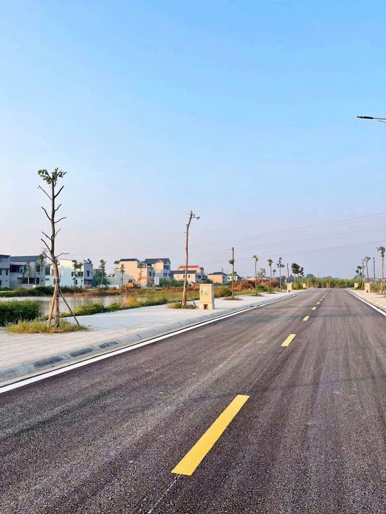 “Anh chị đang tìm đất gần biển Sầm Sơn và khu công nghiệp Lễ Môn đúng không?
 Mình có lô đất ngay