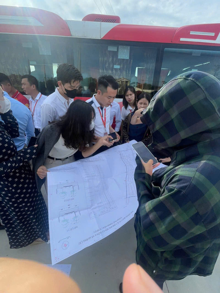 “Anh chị đang tìm đất gần biển Sầm Sơn và khu công nghiệp Lễ Môn đúng không?
 Mình có lô đất ngay