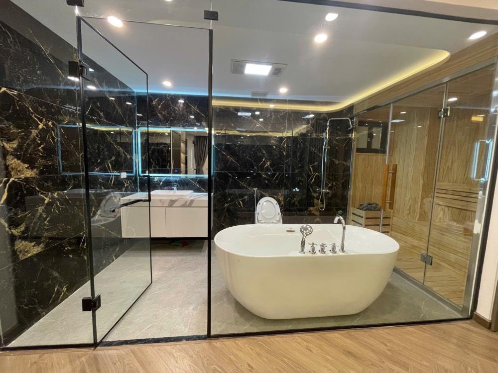 Bán nhà 8 tầng mặt hồ Ngọc Thuỵ, Long Biên - 22 tỷ