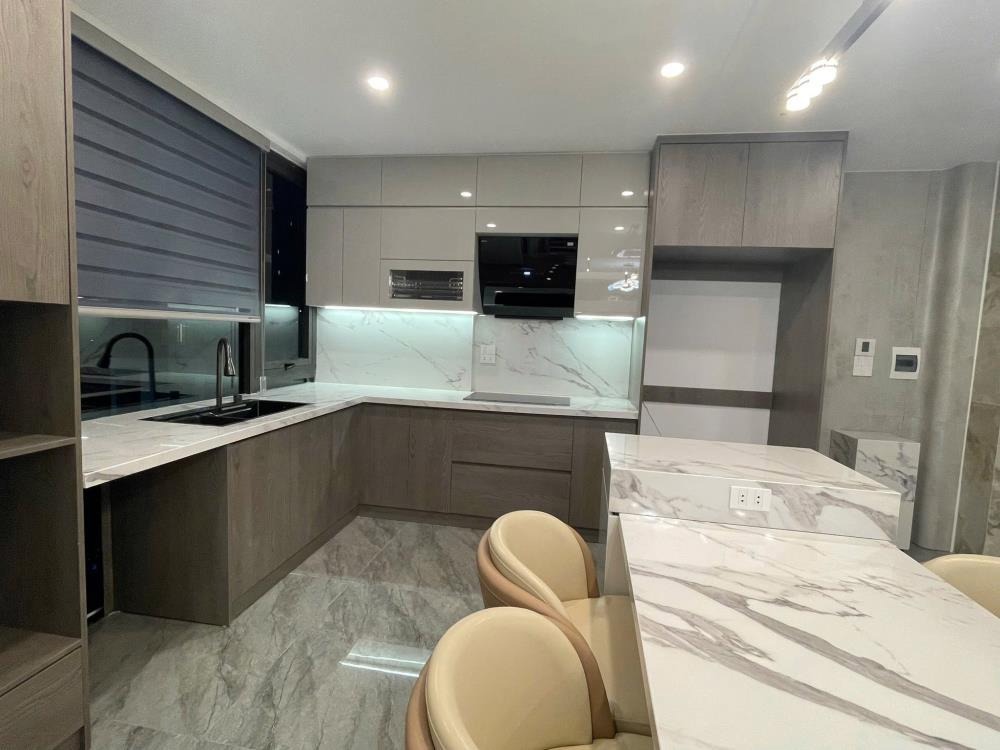 Bán nhà 8 tầng mặt hồ Ngọc Thuỵ, Long Biên - 22 tỷ