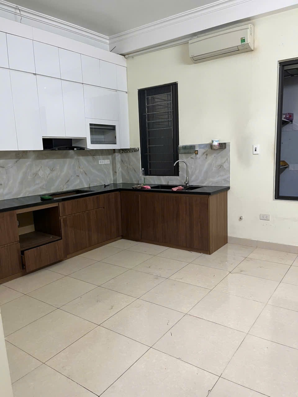 Cho Thuê Nguyên Căn Nhà Mặt Phố Yên Xá - Diện Tích Lớn, Phù Hợp Kinh Doanh/Văn Phòng
