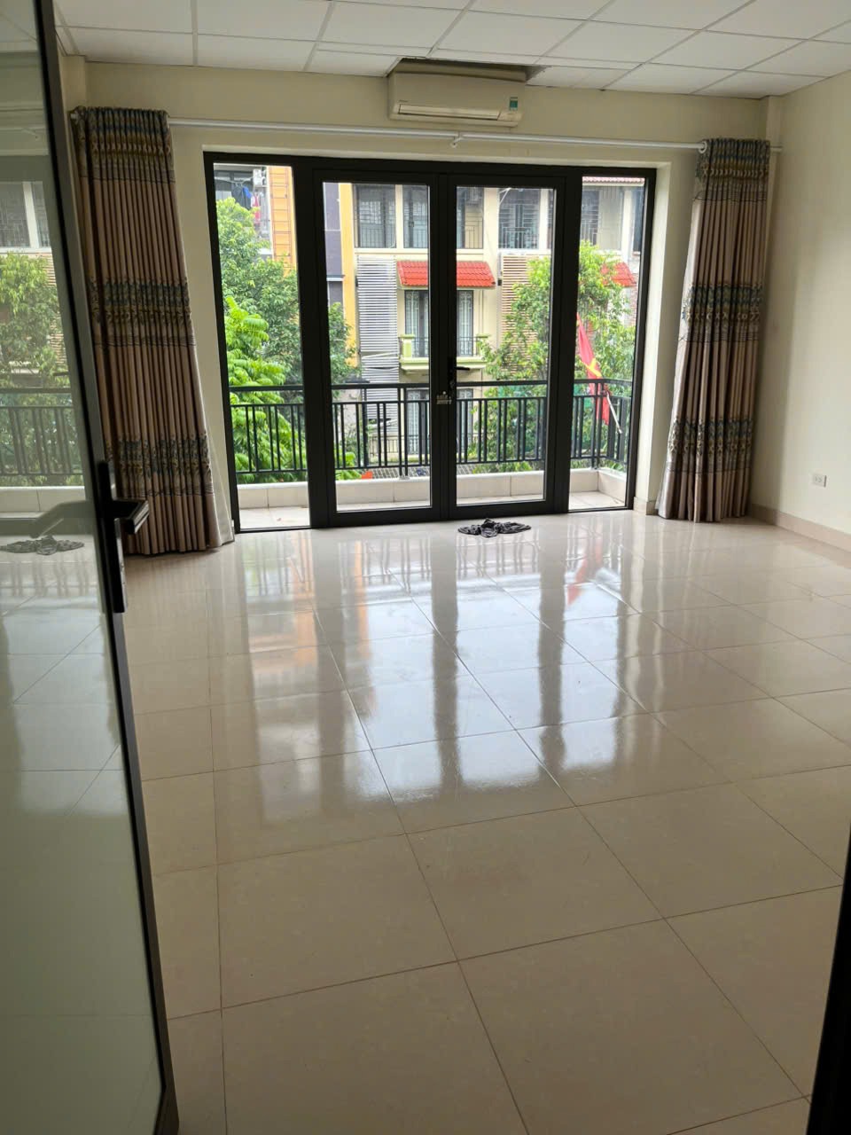 Cho Thuê Nguyên Căn Nhà Mặt Phố Yên Xá - Diện Tích Lớn, Phù Hợp Kinh Doanh/Văn Phòng