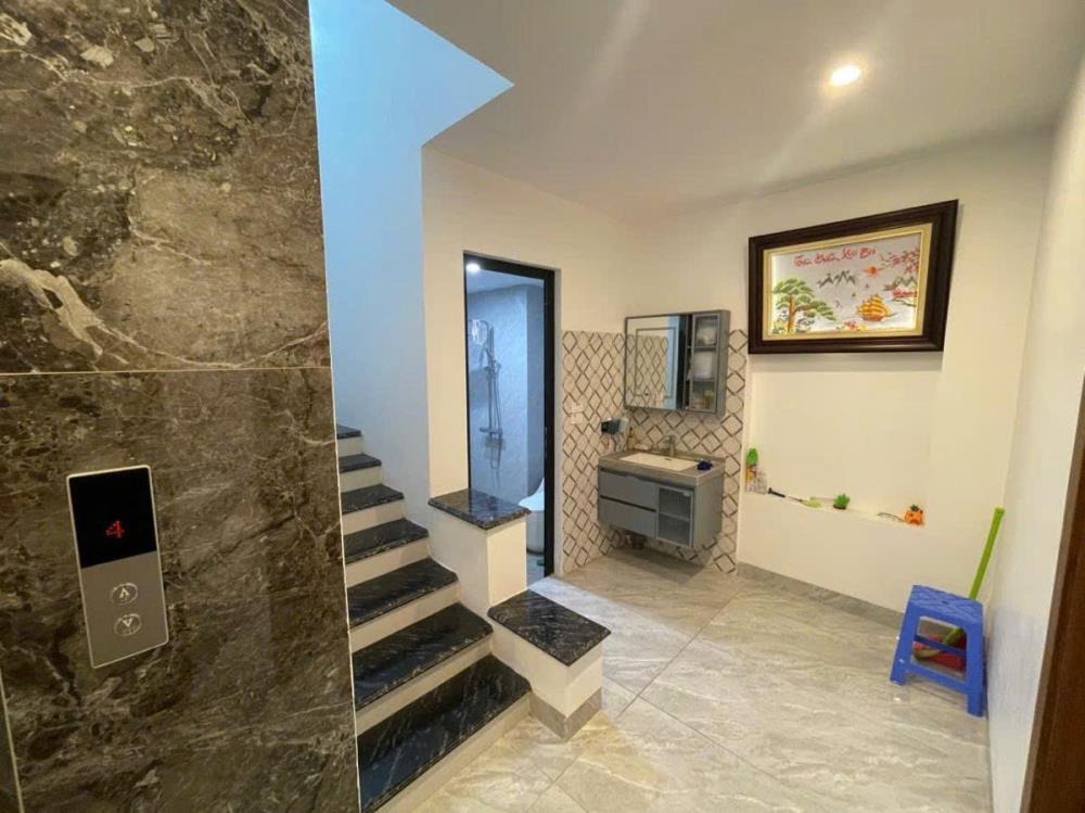 Nhà Mặt Phố Đê La Thành - 74m2, 3 Tầng, Mặt Tiền 5.4m - Giá 37 Tỷ