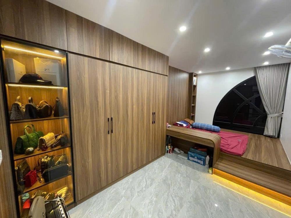 Nhà Mặt Phố Đê La Thành - 74m2, 3 Tầng, Mặt Tiền 5.4m - Giá 37 Tỷ