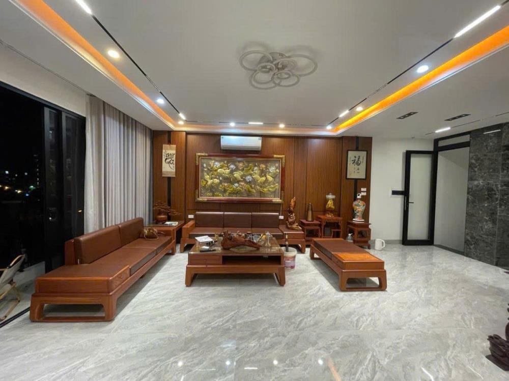 Nhà Mặt Phố Đê La Thành - 74m2, 3 Tầng, Mặt Tiền 5.4m - Giá 37 Tỷ