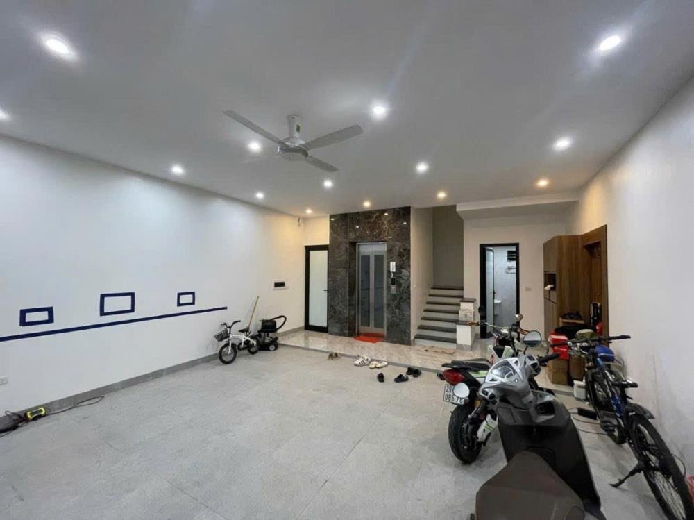 Nhà Mặt Phố Đê La Thành - 74m2, 3 Tầng, Mặt Tiền 5.4m - Giá 37 Tỷ