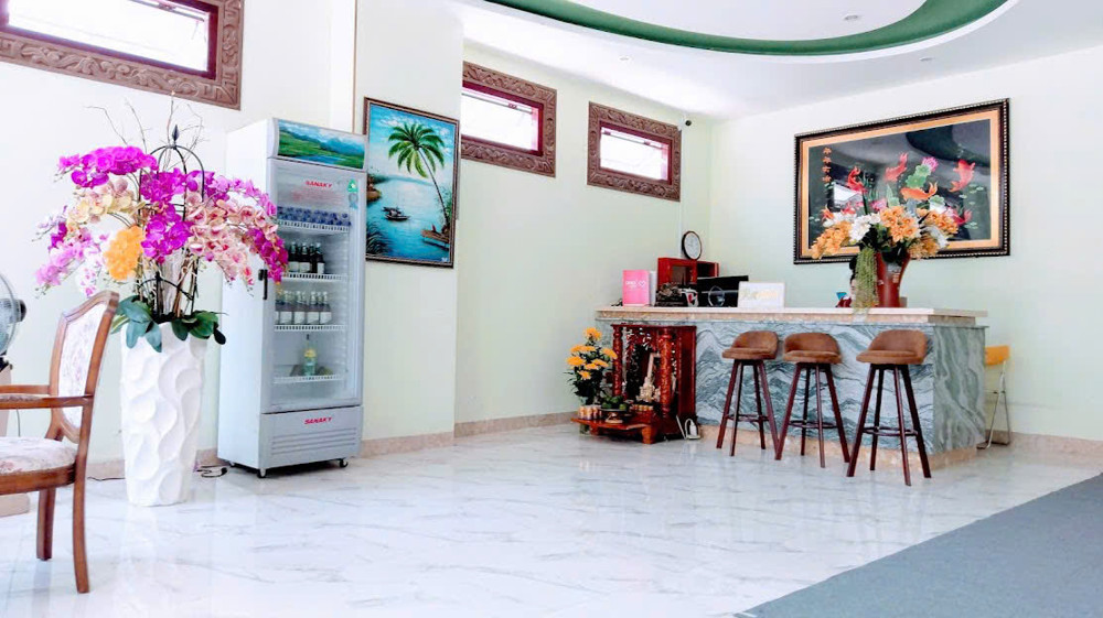 Bán Khách Sạn 4  tầng 17 phồng 3 mặt tiền , thu nhập hang tháng 40-50 triệu . diện tích 157,3