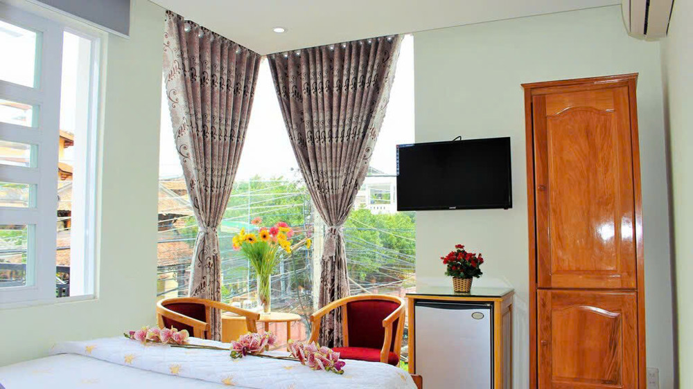 Bán Khách Sạn 4  tầng 17 phồng 3 mặt tiền , thu nhập hang tháng 40-50 triệu . diện tích 157,3