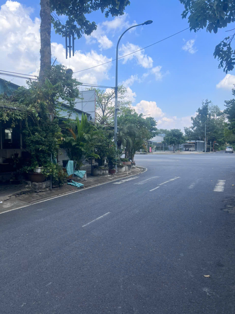 An cư Kdc Phú Xuân nhà phố 1 trệt 2 lầu , úp mái , mt trục chính 20m , giá 11,5 tỷ