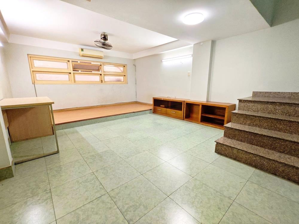 Bán nhà Quận 3 - Mặt tiền Trường Sa, 31.8m2, 4 Tầng BTCT - Giá 5.x Tỷ