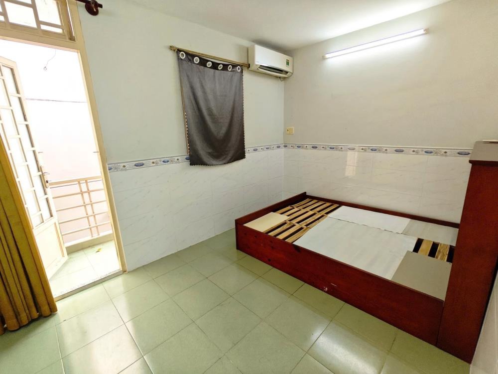 Bán nhà Quận 3 - Mặt tiền Trường Sa, 31.8m2, 4 Tầng BTCT - Giá 5.x Tỷ