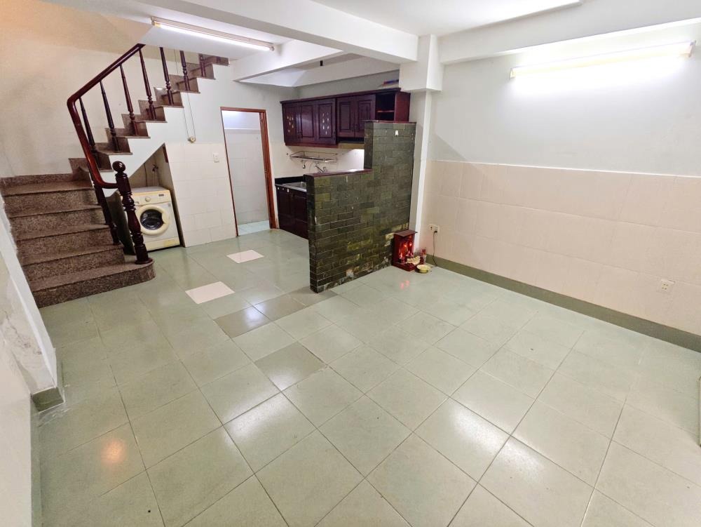 Bán nhà Quận 3 - Mặt tiền Trường Sa, 31.8m2, 4 Tầng BTCT - Giá 5.x Tỷ