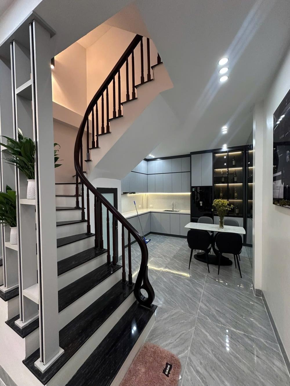 Nhà phố Xuân Thủy 39-42m2, 4 tầng, Sổ đỏ đẹp - Giá 10.6 tỷ