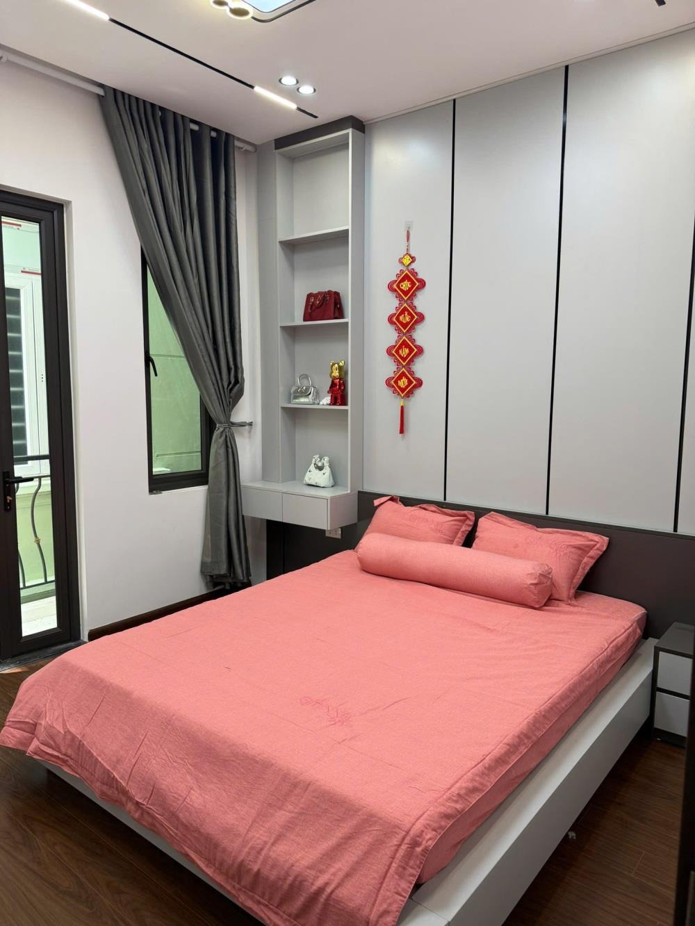 Nhà phố Xuân Thủy 39-42m2, 4 tầng, Sổ đỏ đẹp - Giá 10.6 tỷ