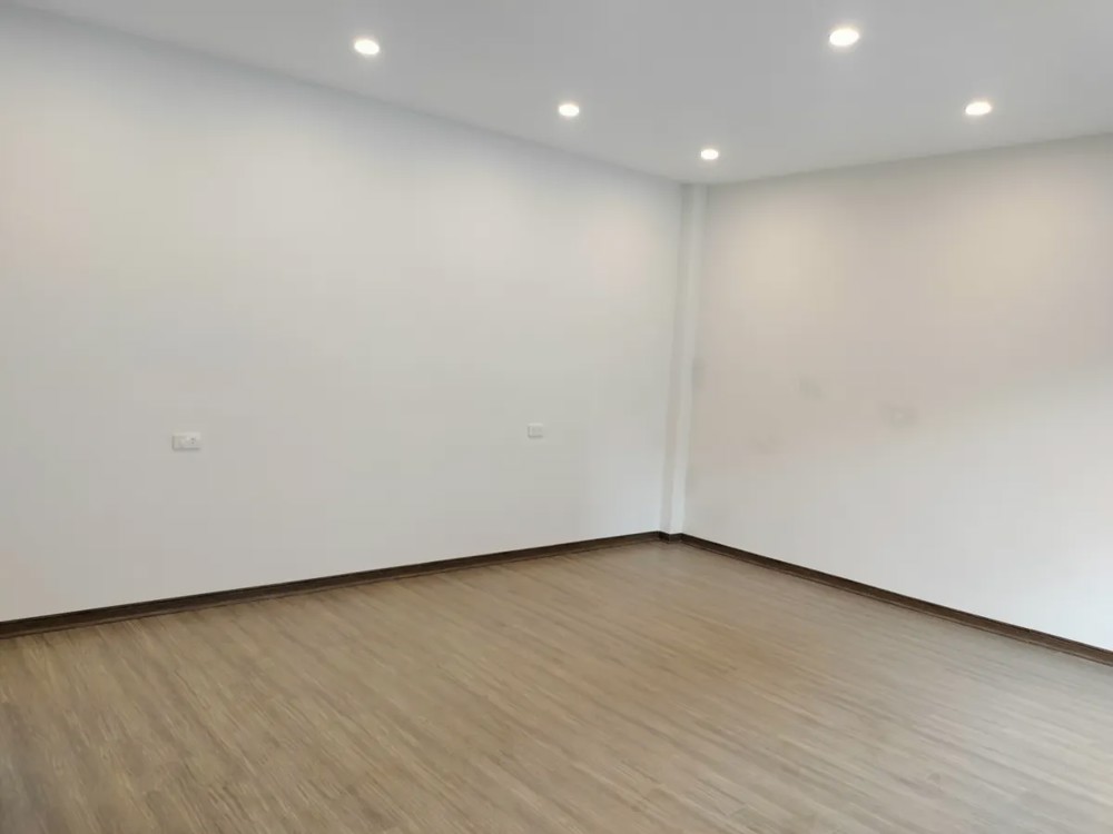 NHÀ ĐẸP NGÕ OTO Phố Nguyễn Văn Linh 42m2 X 5 tầng mặt tiền 7m 6.6 tỷ Long Biên