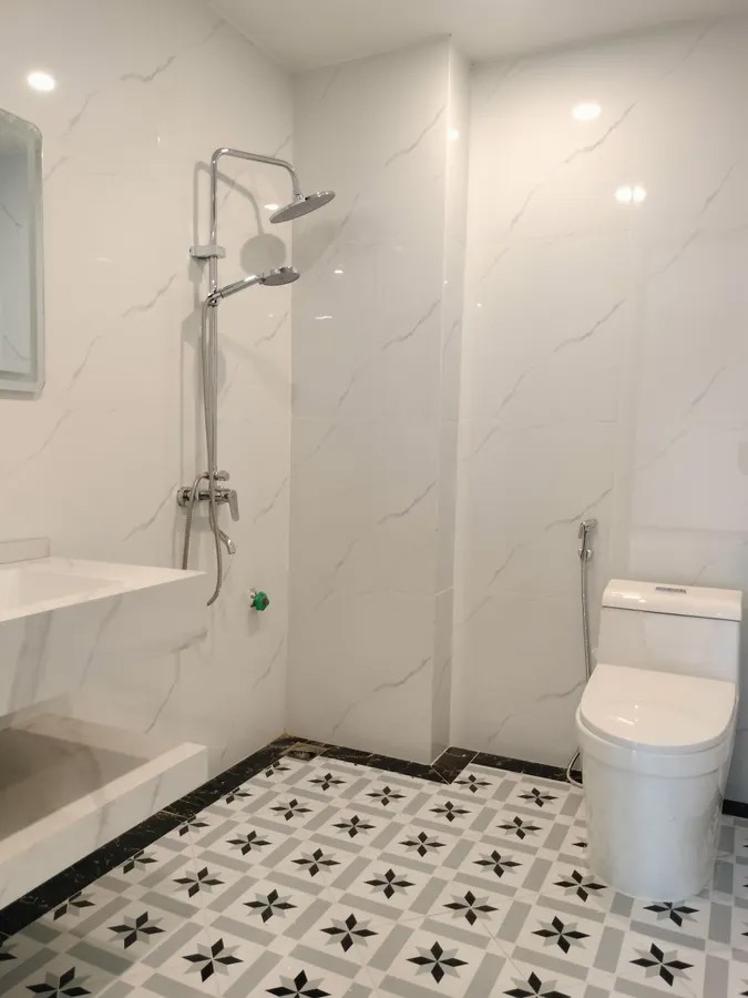 NHÀ ĐẸP NGÕ OTO Phố Nguyễn Văn Linh 42m2 X 5 tầng mặt tiền 7m 6.6 tỷ Long Biên