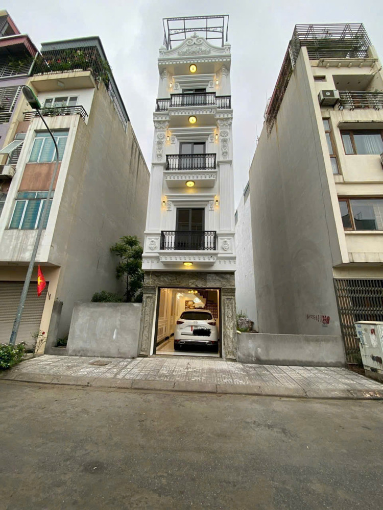 BÁN NHÀ GIANG BIÊN VỈA HÈ Ô TÔ TRÁNH