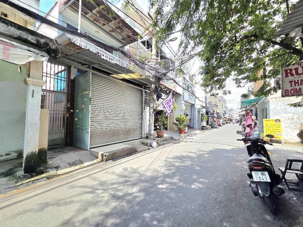 HẺM XE TẢI THÔNG F9 GV - BÁN ĐẤT TẶNG NHÀ, THUÊ  20 TR/TH, 126M2 (5,3x23) - KHU KINH DOANH TỐT