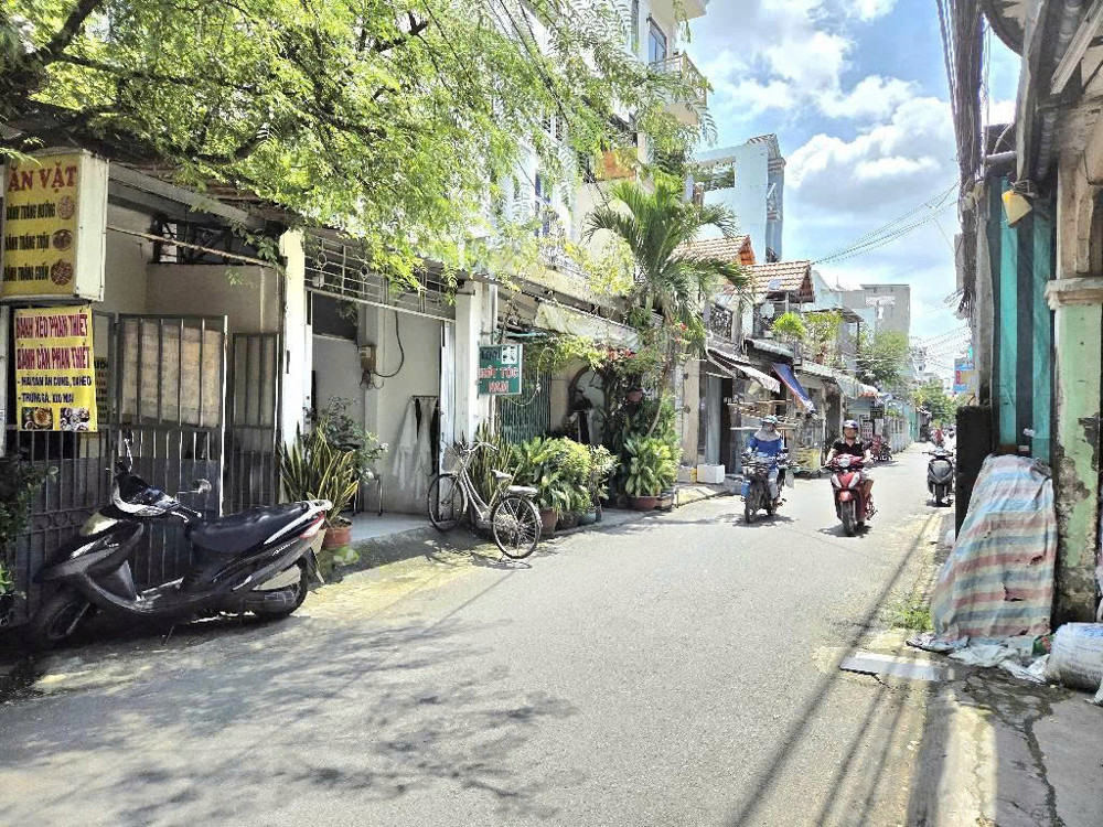 HẺM XE TẢI THÔNG F9 GV - BÁN ĐẤT TẶNG NHÀ, THUÊ  20 TR/TH, 126M2 (5,3x23) - KHU KINH DOANH TỐT