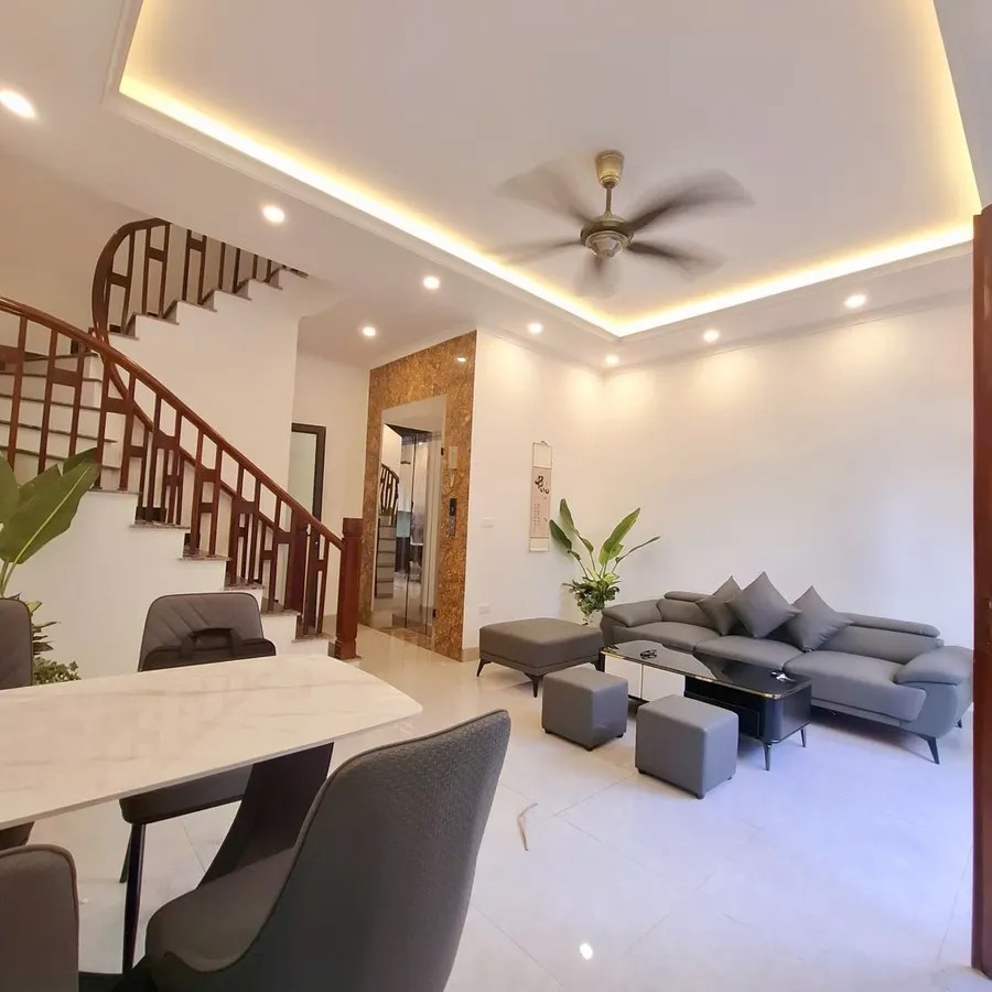 NHÀ MỚI FULL NỌI THẤT Phố Nguyễn Văn Linh 46m2 X 6 Tầng 7.8 Tỷ Long Biên