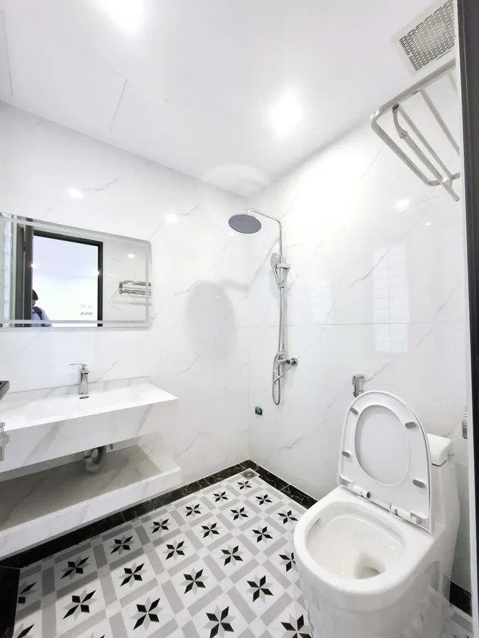 NHÀ MỚI FULL NỘI THẤT Phố  Nguyễn Văn Linh 46m2 X 6 tầng mặt tiền 5m 7.8 Tỷ Long Biên