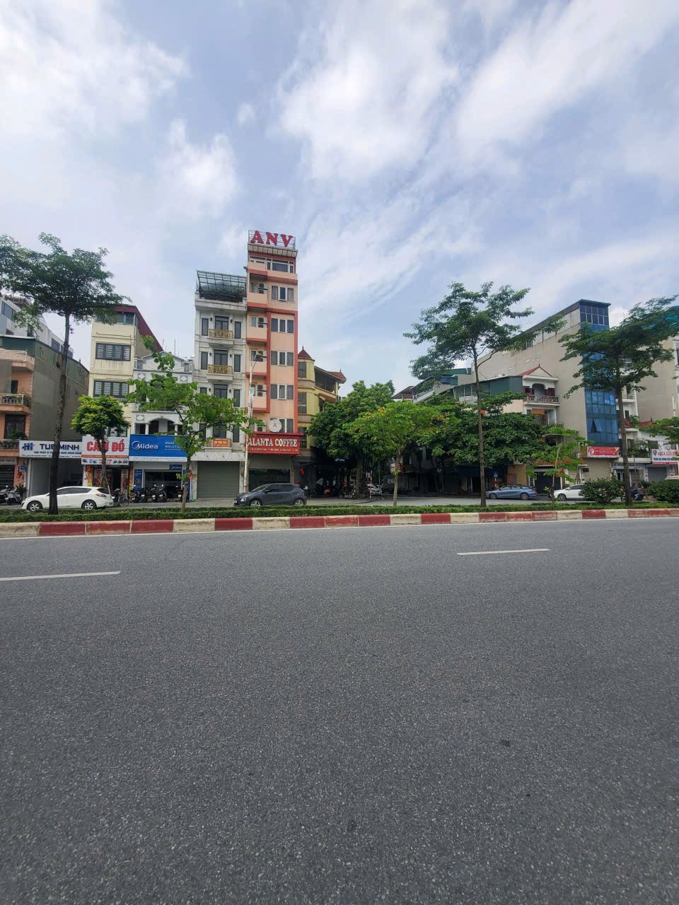 Bán nhà mặt phố Cổ Linh, Long Biên 8 tầng, 82m², mặt tiền 5.2m - Dòng tiền 60tr/tháng
