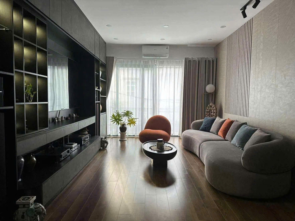 BÁN NHÀ THẠCH BÀN DÂN XÂY GẦN Ô TÔ LONG BIÊN NỘI THẤT CAO CẤP