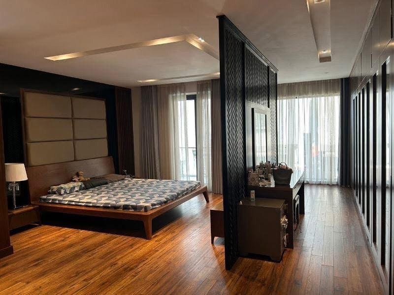 Nhà Phân Lô Nguyên Hồng - 6 Tầng, Thang Máy, Ô Tô Tránh - Giá 400tr/m2
