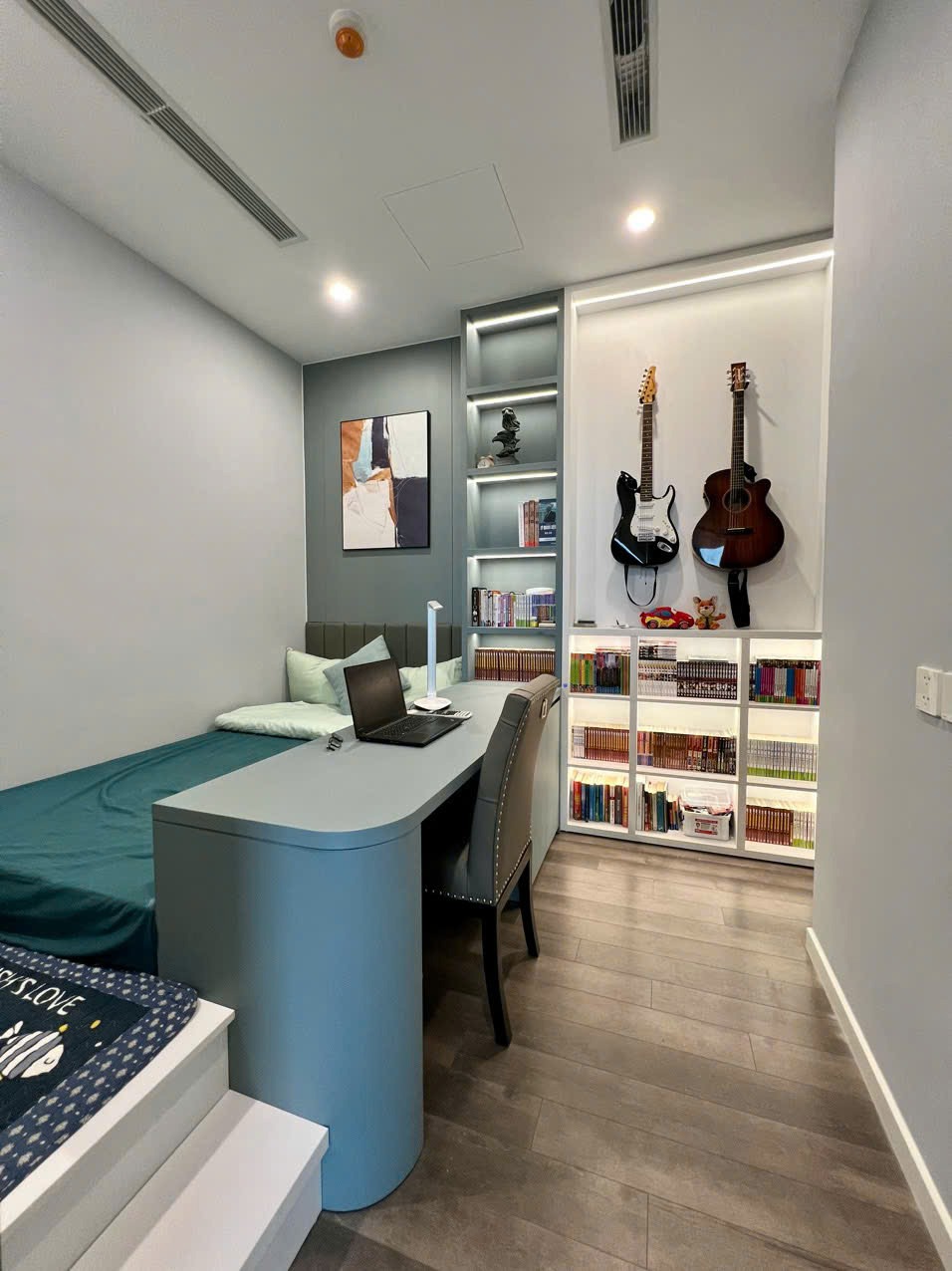 Bán Căn Hộ 99m2 Goldmark City - R3, 3 PN, View Đông Nam - Giá 8.2 tỷ