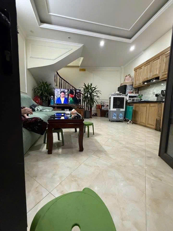 Chỉ hơn 6 tỷ, bán nhà riêng chính chủ phố Định Công 40m,4 tầng mặt tiền 4,5m,ngõ thông,xe 3 gác vào